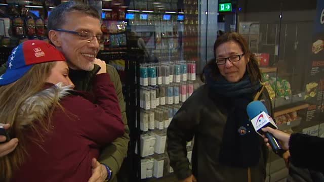 Despedidas, abrazos y lágrimas llenan los aeropuertos en Año Nuevo