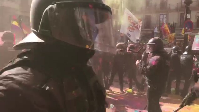 Tensión entre policía y manifestantes en Barcelona