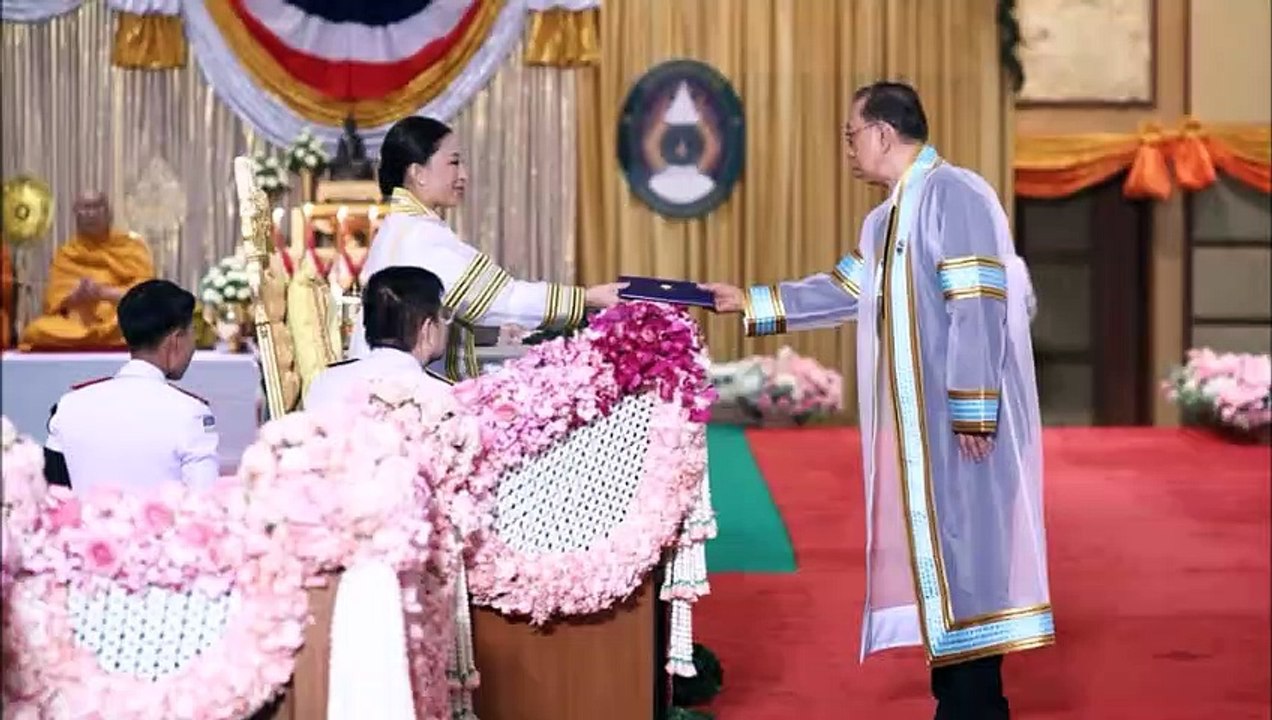 วันนี้ที่รอคอย! ยัยภาฯ หน้าบานได้พระราชทานปริญญาบัตรแทนพ่อ ร.10 ดูแล้วทำหน้าทำตาไม่เหมาะสมมากๆ