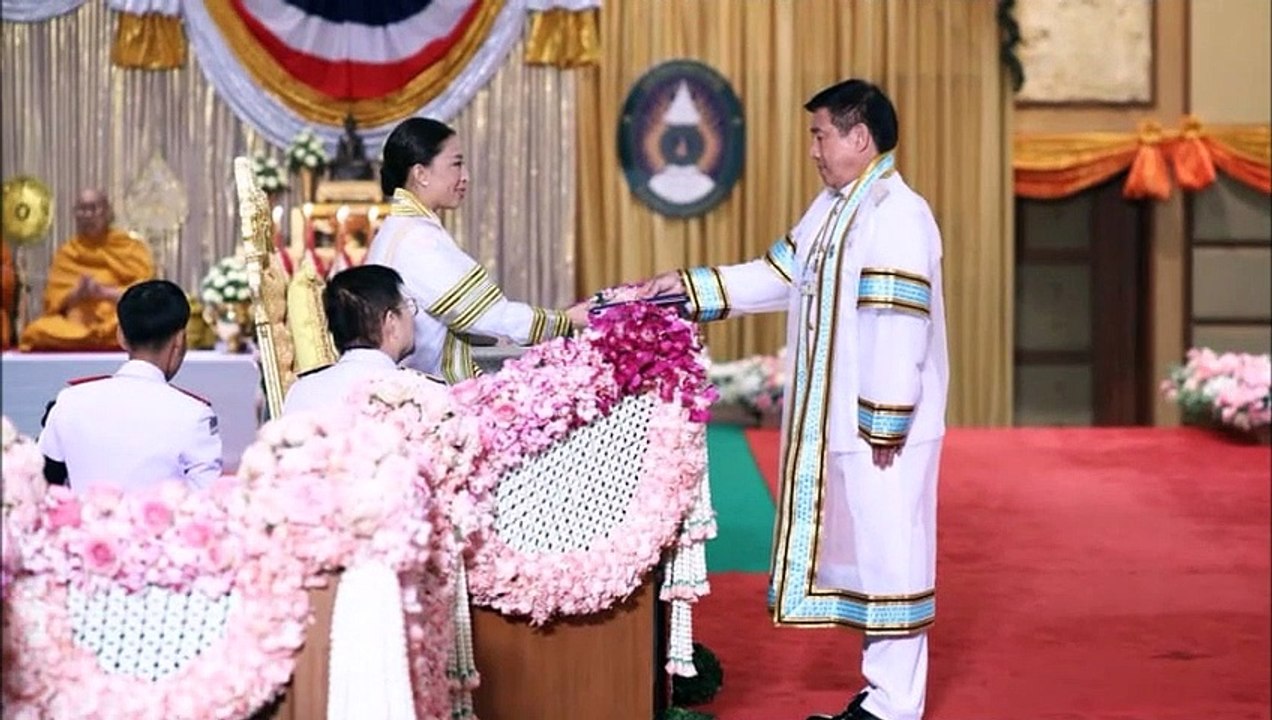 ยัยพัชรกิติยาภาฯ หน้าบานจนออกหน้าออกตา ที่ได้พระราชทานปริญญาบัตรแท่นพ่อ ร.10 ที่พาเมียก้อยสวีทที่เยอรมัน