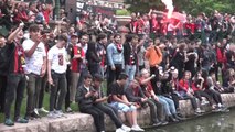 SPOR Eskişehirspor'a Porsuk Çayı'nda meşaleli kutlama