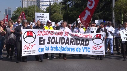 Conductores VTC se manifiestan ante el Ministerio de Fomento