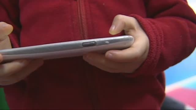 Los niños no deben pasar más de dos horas frente a tabletas y móviles