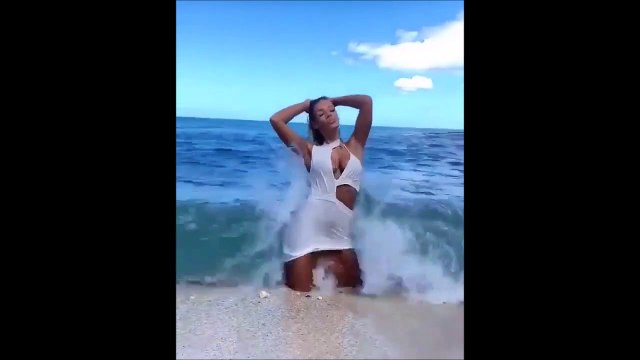 Séance photo sur la plage qui tourne court pour cette top model... Grosse vague