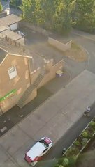 Il réussi à toucher son ami 7 étages plus bas avec un mouchoir mouillé... gros impact !