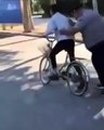 Il grimpe sur le vélo de son pote mais le vélo ne résiste pas à son poids