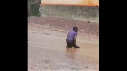 Cet enfant sans jambe joue au football et s'amuse comme un fou