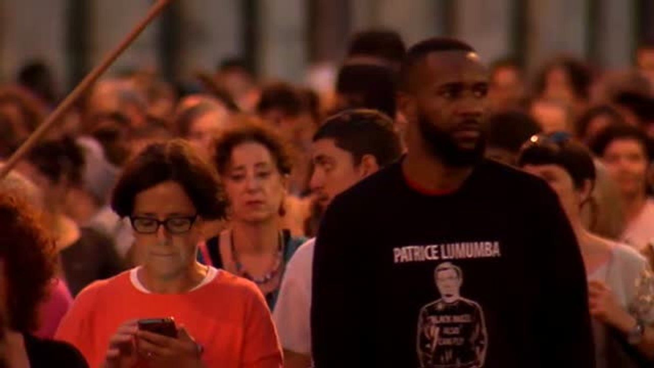 Cientos de personas protestan en las calles contra los últimos asesinatos de mujeres