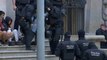 Los Mossos d'Esquadra desalojan a un centenar de miembros de CDR encadenados frente al Tribunal Superior de Justicia de Cataluña