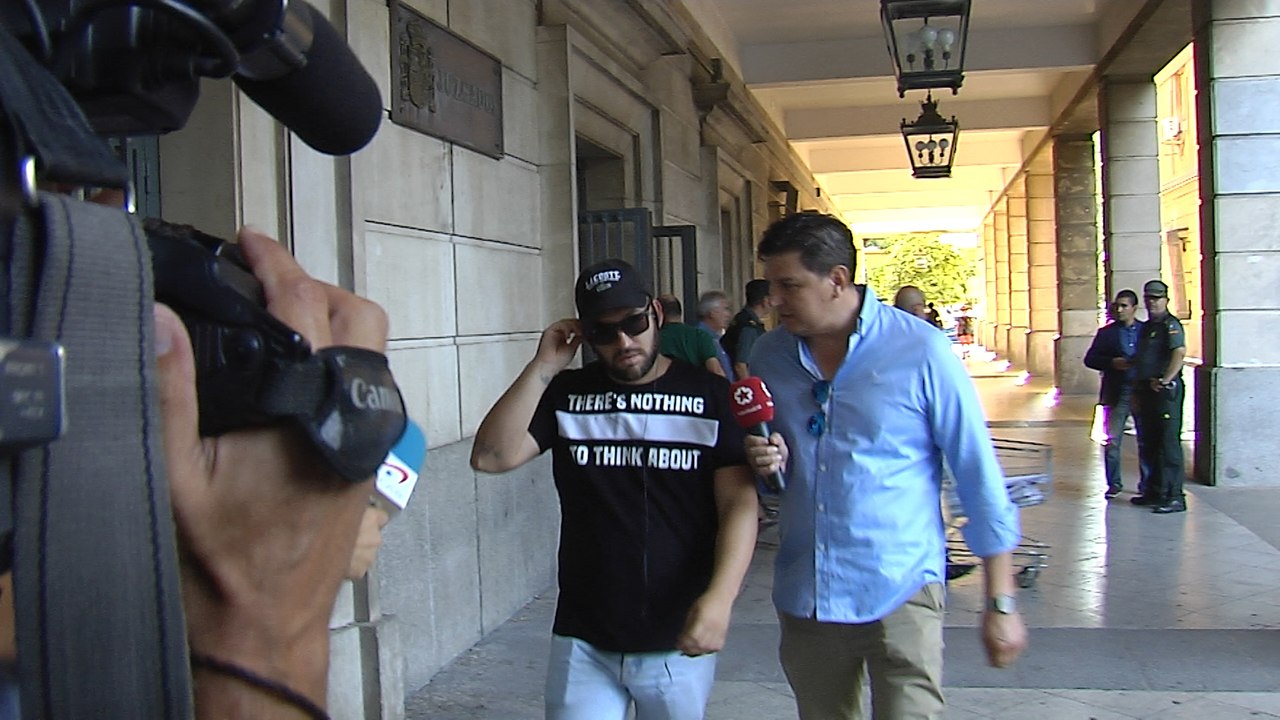 Los miembros de "La Manada" firman en los juzgados