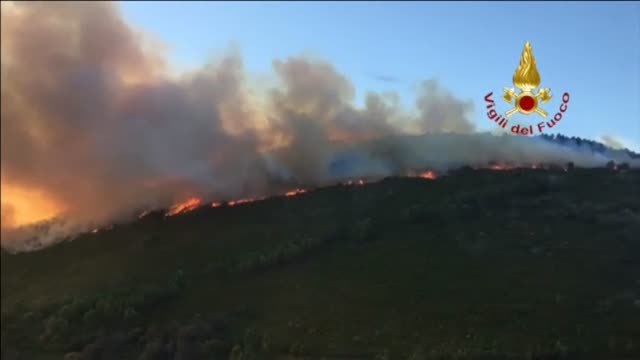700 vecinos evacuados tras un incendio en la región italiana de Toscana