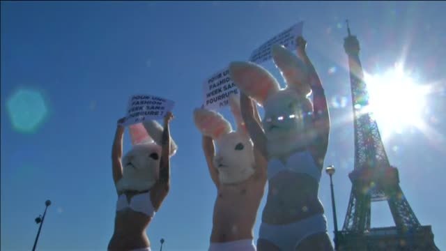 Protestas de los animalistas ante la 'Fashion Week' parisina