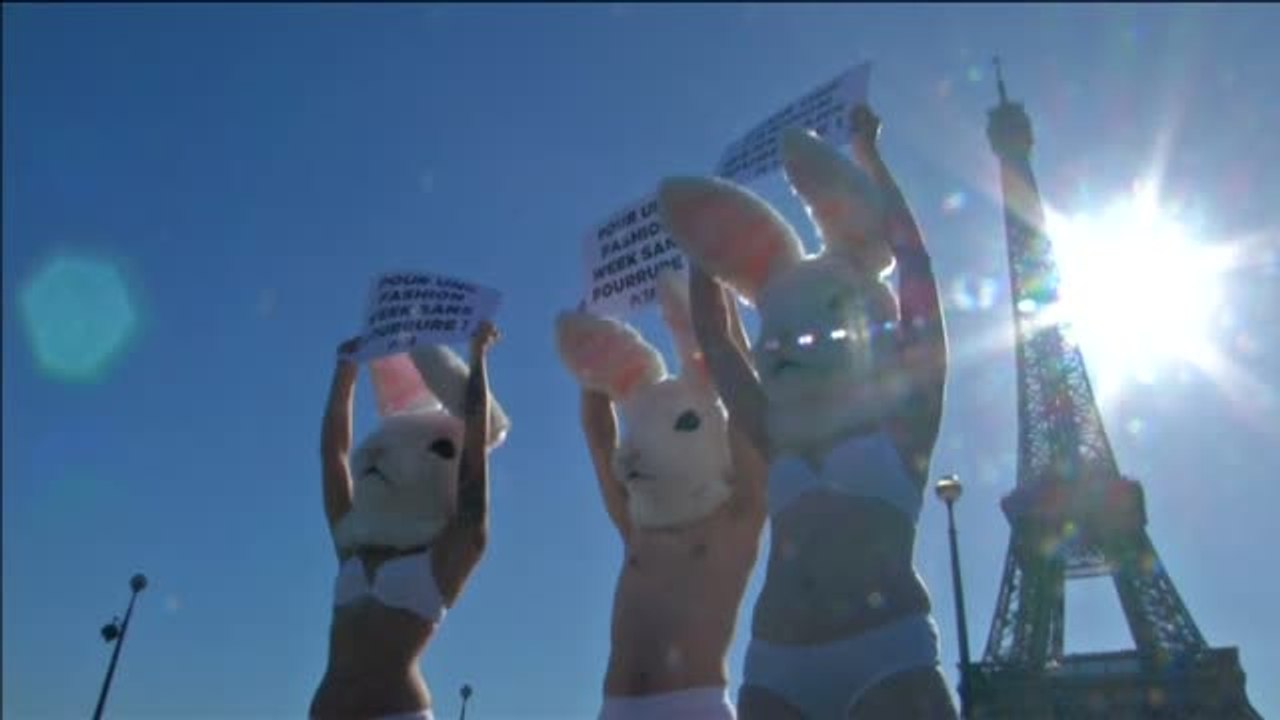 Protestas de los animalistas ante la 'Fashion Week' parisina