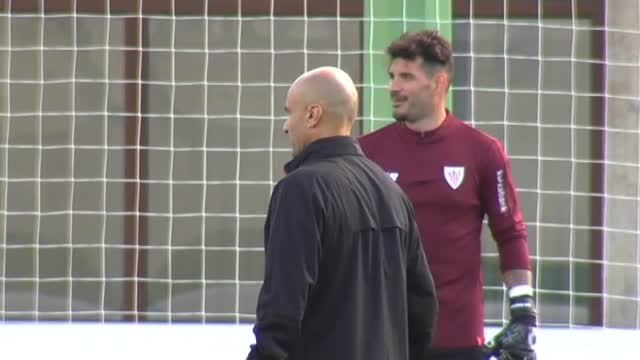 Aduriz se ejercita al margen del grupo