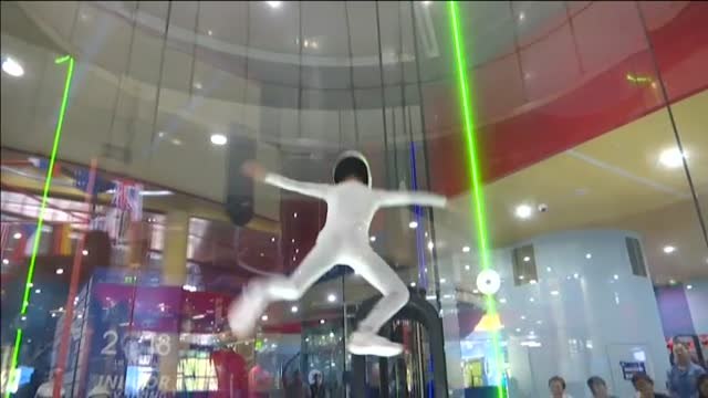 Las piruetas de un niño deslumbran en el primer campeonato de paracaidismo de interior de China