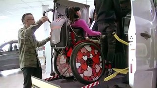 Fithri neemt rolstoelbus in ontvangst na crowdfund-actie