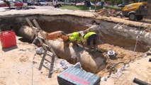 Rotura de una tubería de agua provoca un enorme socavón en Arturo Soria