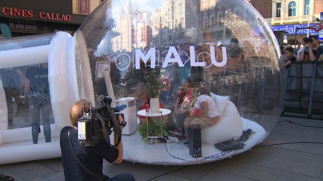 Fans de Malú acompañan a la cantante en la presentación de Oxígeno