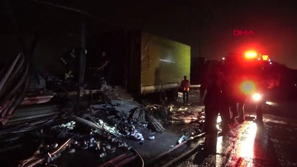 Kocaeli'de plastik yüklü TIR alev alev yandı