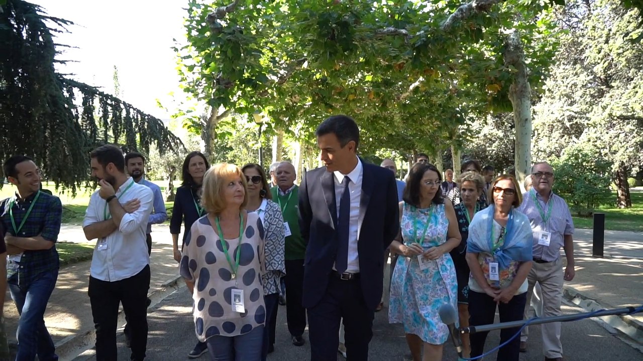 Sánchez recibe a los primeros ciudadanos que visitan Moncloa