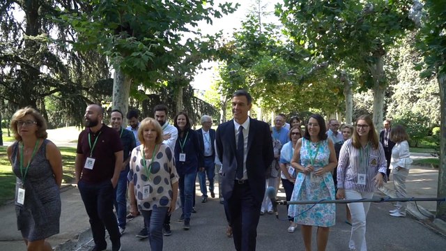 Sánchez junto a los visitantes de 'Moncloa Abierta'