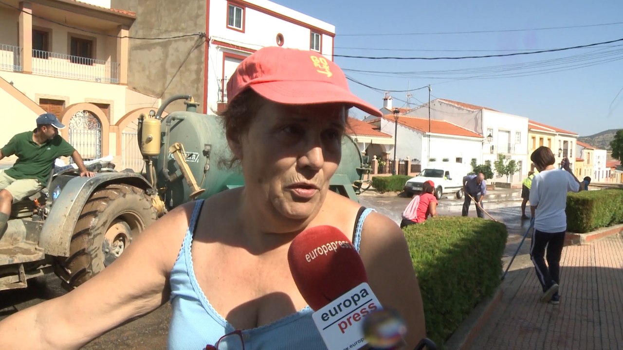Los vecinos de La Morera (Badajoz) se vuelcan en la limpieza tras la inundación