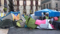 Un grupo de independentistas acampa frente al Palau de la Generalitat