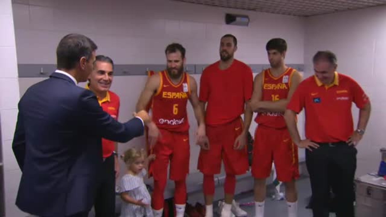 Pedro Sánchez bajó al vestuario para felicitar a la Selección Española de Baloncesto