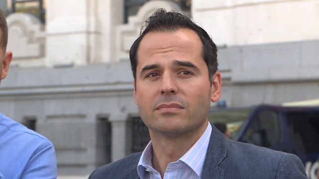 Aguado atiende a los medios en la puerta del ayto de Madrid