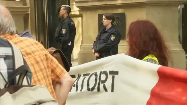 Protesta en Frankfurt en el décimo aniversario de la caída de Lehman Brothers
