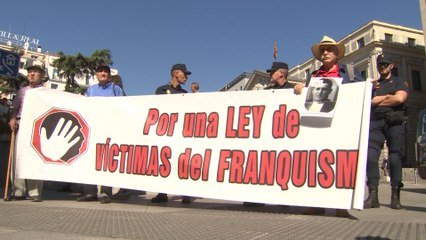 Colectivos de Memoria Histórica se concentran frente al Congreso