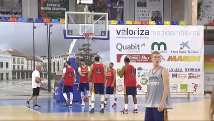 Скачать видео: La selección de baloncesto ultima la preparación antes de viajar a Kiev