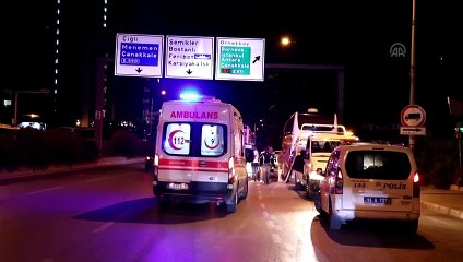 Otomobil park halindeki otobüse çarptı: 4 yaralı - İZMİR