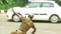 Un agente de policía en La India controla el tráfico con movimientos de baile