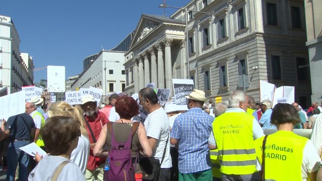 Decenas de pensionistas se manifiestan frente al Congreso