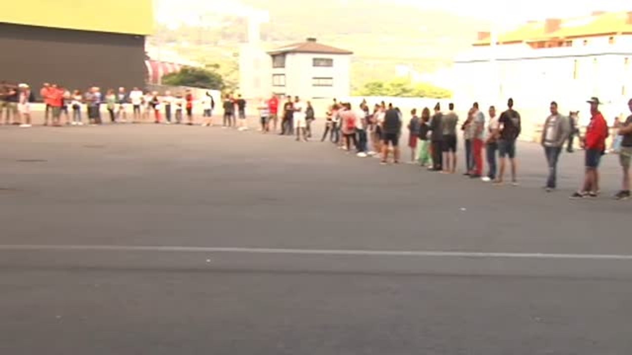 Aficionados haciendo noche por una entrada y colas en las taquillas de San Mamés