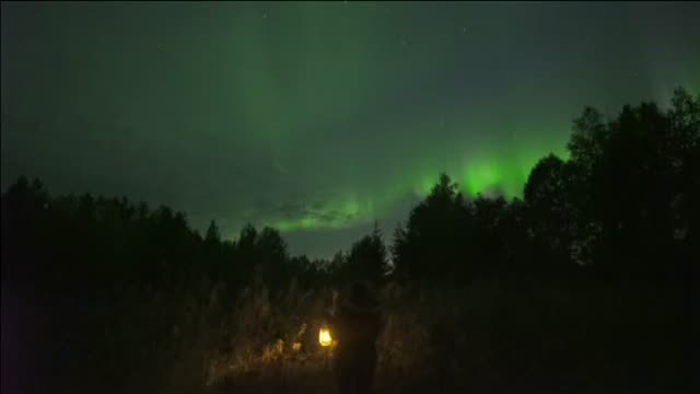 Una aurora boreal ilumina de color verde el cielo finlandés