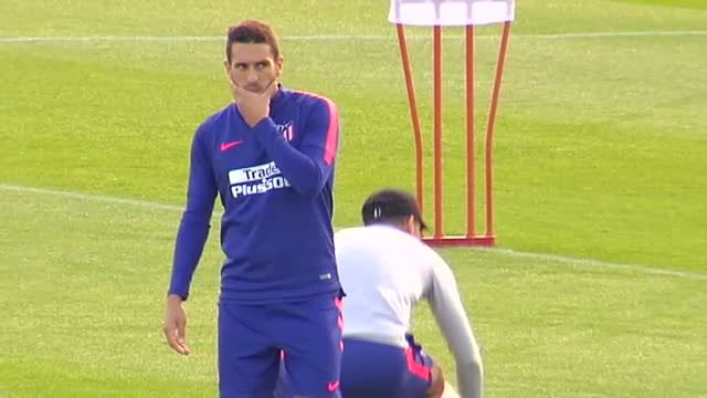 Simeone mima a Koke con una sesión de entrenamiento personalizada