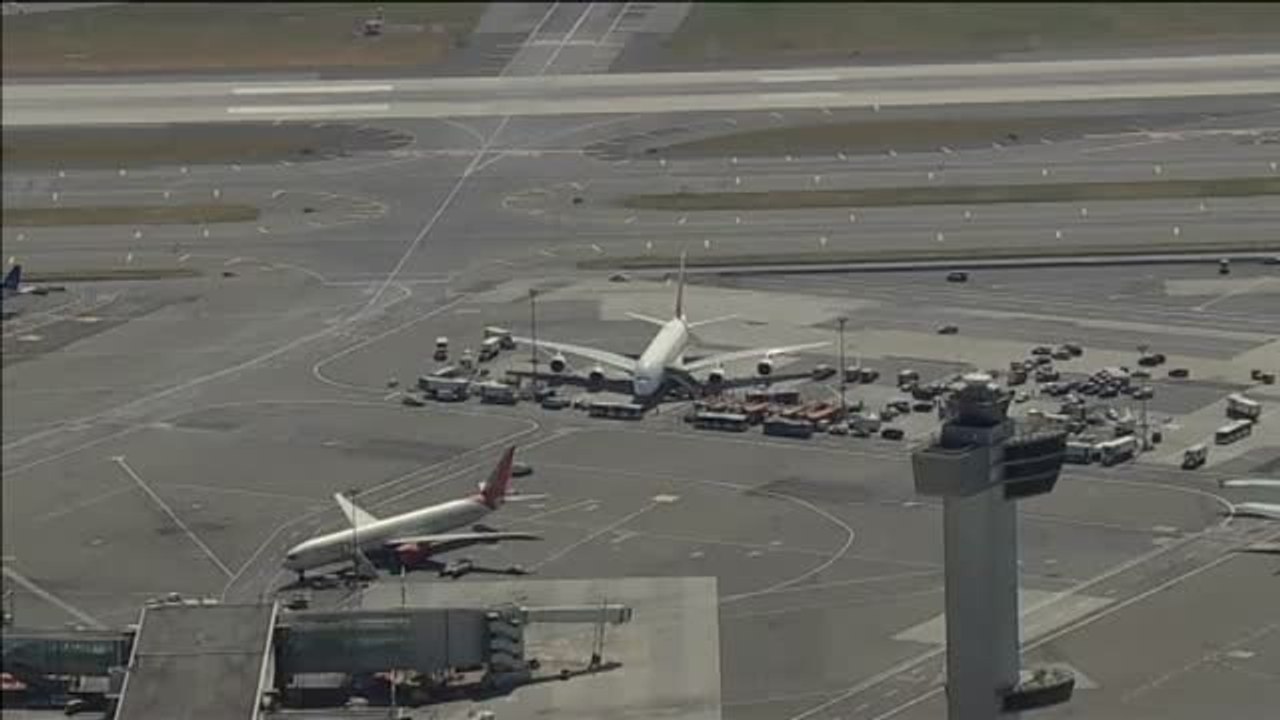 Más de 500 pasajeros, puestos en cuarentena en el aeropuerto de Nueva York por un brote de gripe