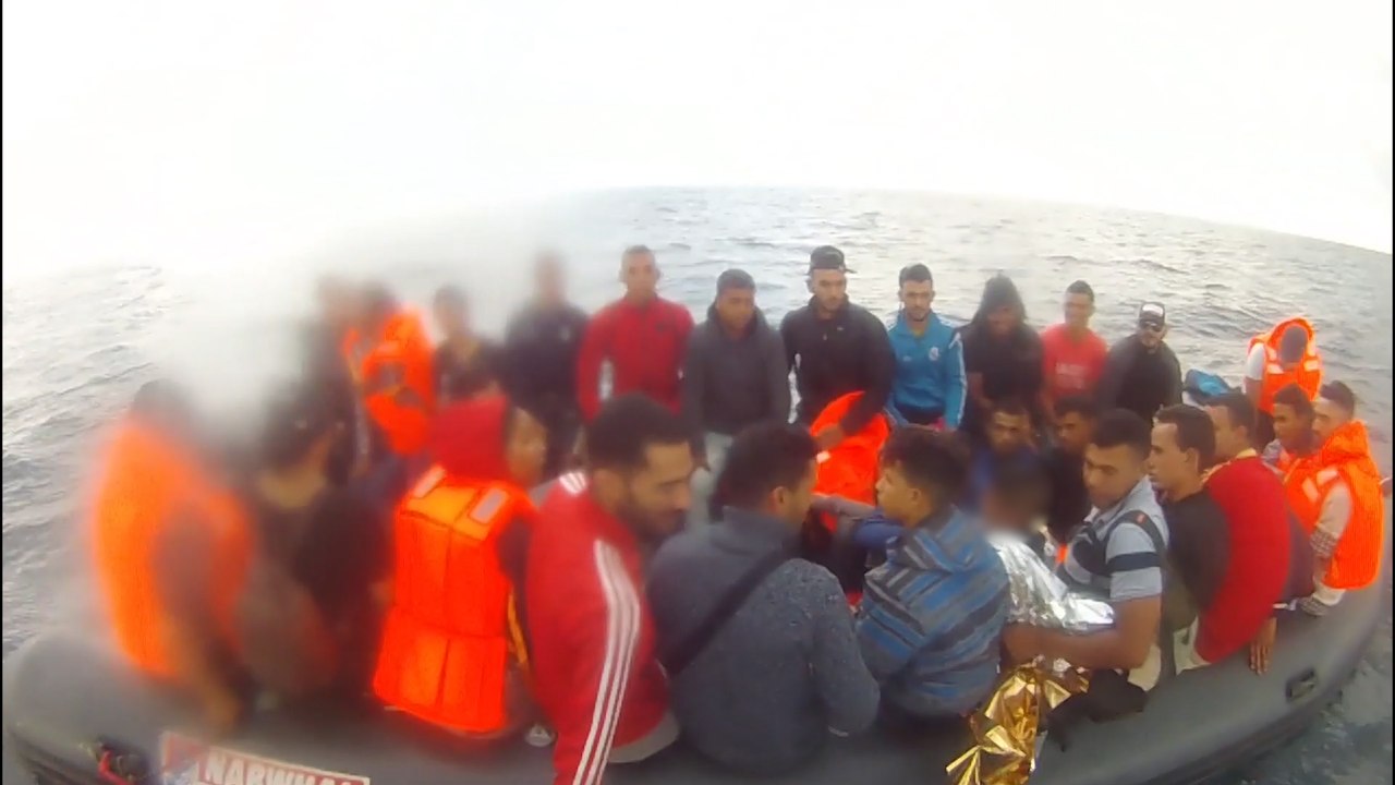 Rescate de una patera con 33 inmigrantes cerca del Cabo de Trafalgar