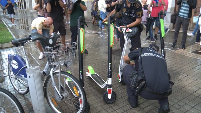 La Policía Local de València incauta los patinetes eléctricos de alquiler