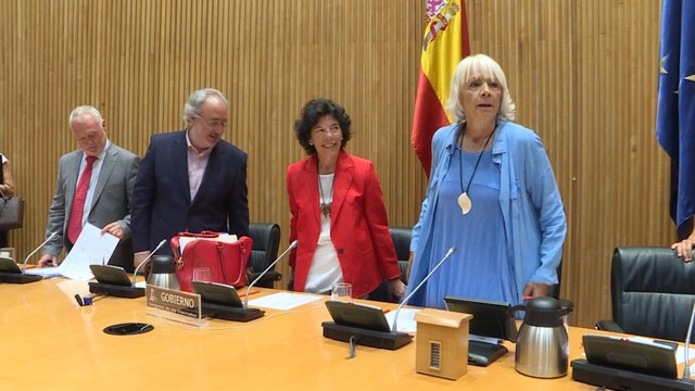 Isabel Celáa comparece en Comisión de Educación