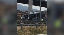 Autobús impacta contra un pilar de un viaducto en Avilés