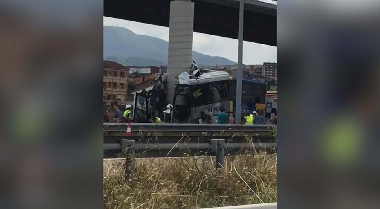 Autobús impacta contra un pilar de un viaducto en Avilés