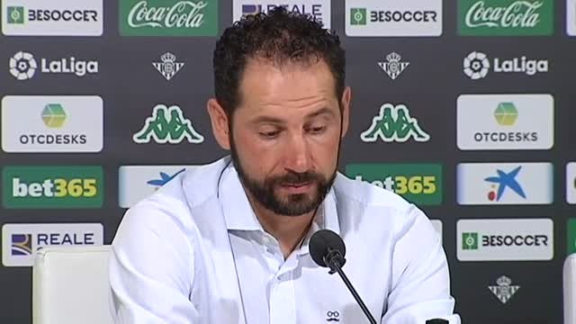 Indignación de Machín con el VAR: Es mejor que arbitren en el VAR con 'b' y tomándose unas cañas