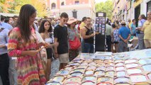 Begoña Villacís visita el Rastro de Madrid