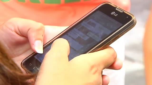 Un estudio afirma que 2 de cada 10 jóvenes utilizan el móvil o las redes sociales para controlar a sus novias