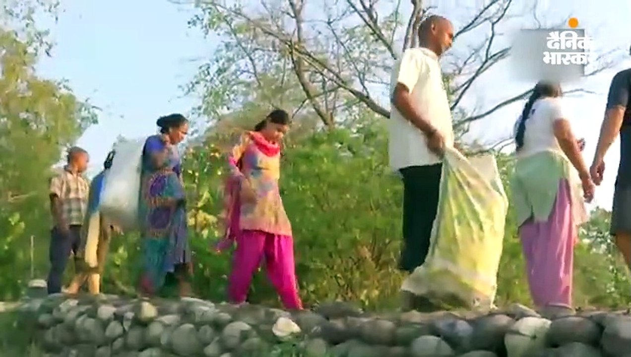 गंगा सफाई में जुटे स्थानीय लोग