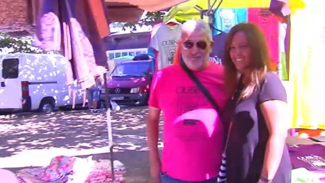 Oubiña ofrece sus memorias en los mercadillos de Galicia