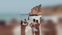 Pateras entre sombrillas y toallas en Cádiz